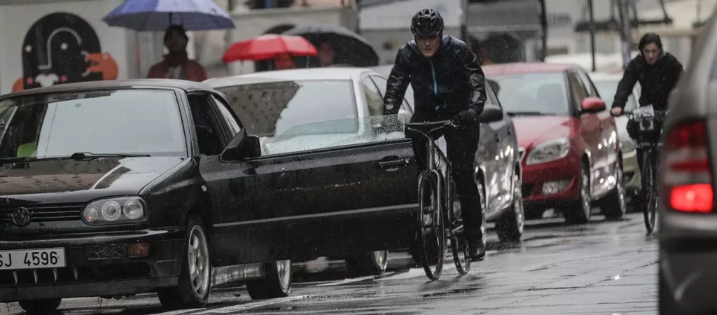 Chocar con la puerta abierta de un carro We Love Cycling