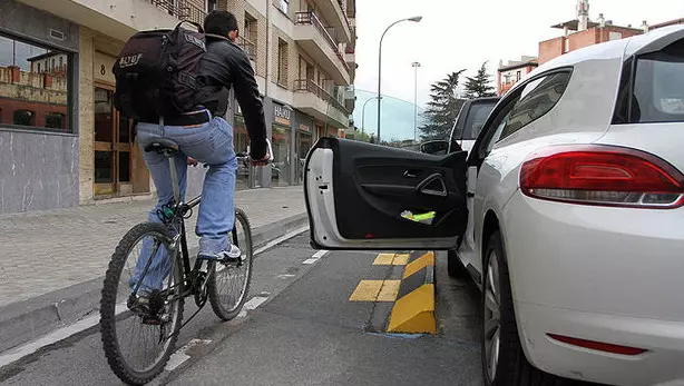 chocar con la puerta abierta de un coche. Foto: RadioActiva