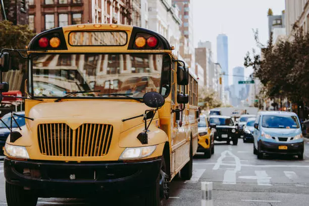 por qué los autobuses escolares son amarillos
