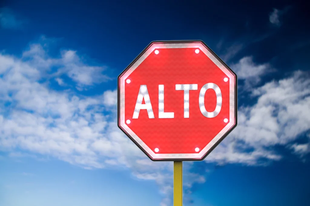 Señal de Alto Señal de tránsito Señal de alto con luces Led