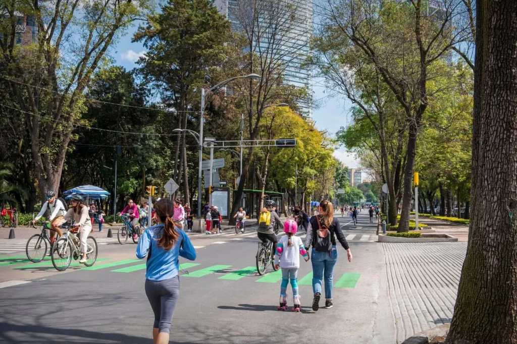 Calles alrededor del Parque Chapultepec cerrados el fin de semana lleno de gente, Ciudad de México.