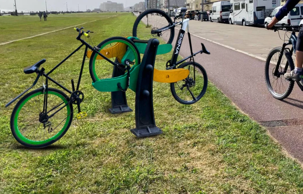 Estacionamiento para bicicletas ubicado en una ciclovía.