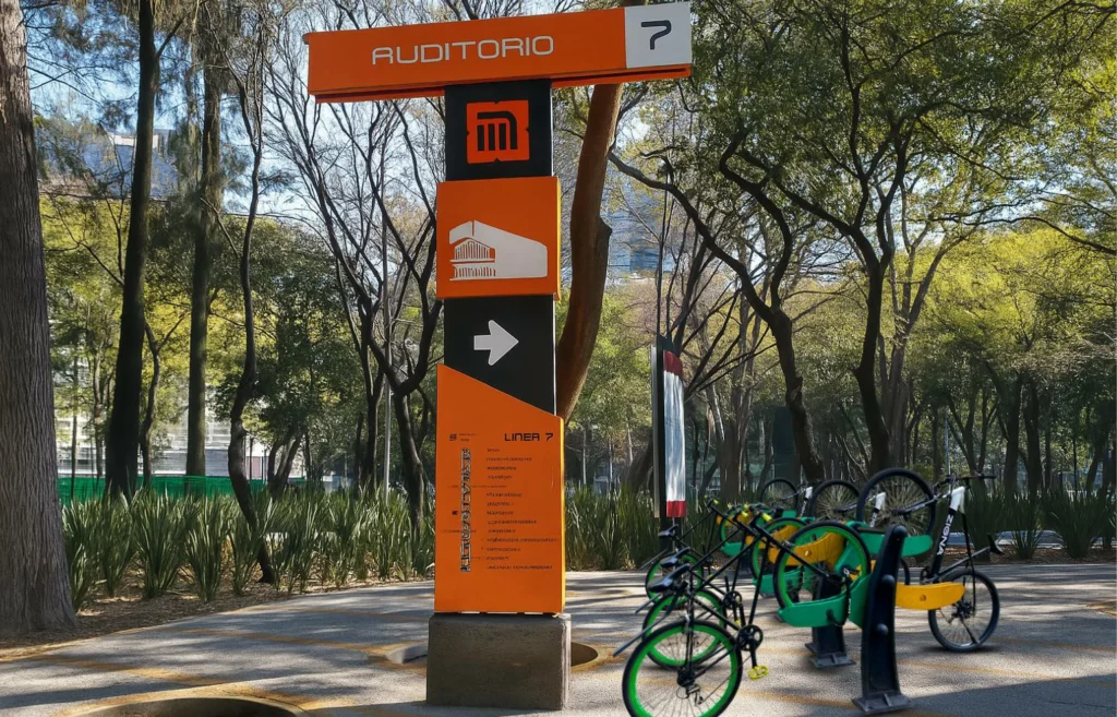 Estacionamiento para bicicletas cerca de la estación de metro Auditorio.