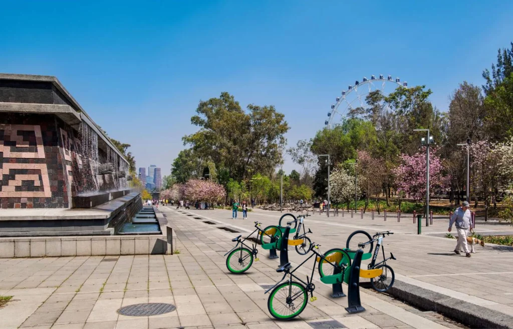 Estacionamiento para bicicletas ubicado en la segunda sección del Bosque de Chapultepec.