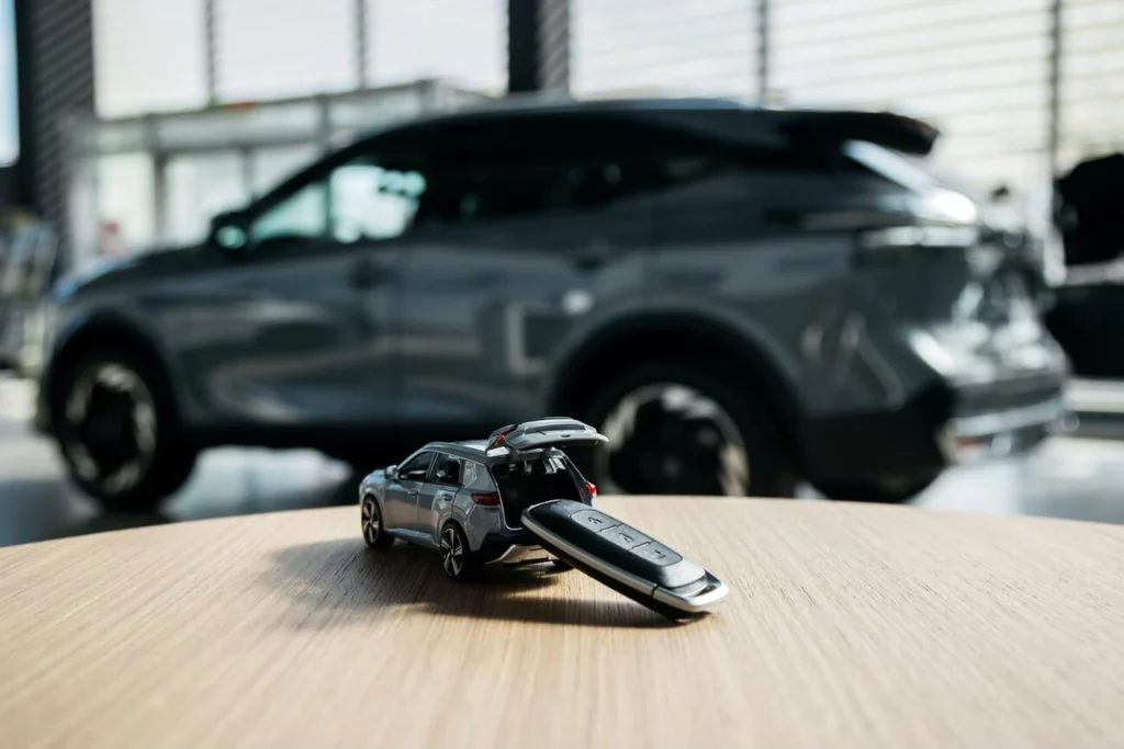 Auto nuevo recién salido de agencia, ejemplo de cómo cuidar un coche desde el primer día.