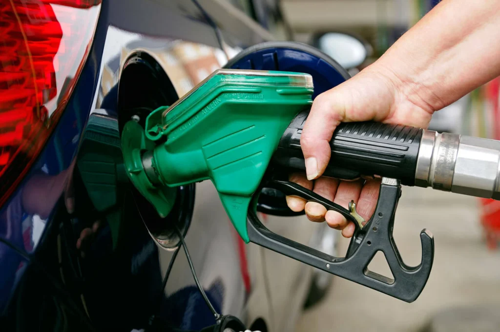 Uso de gasolina adecuada para cuidar el motor de un auto nuevo.