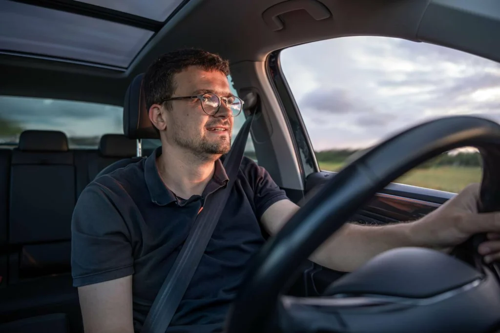 conductor atento al manejar antes de salir de una autopista