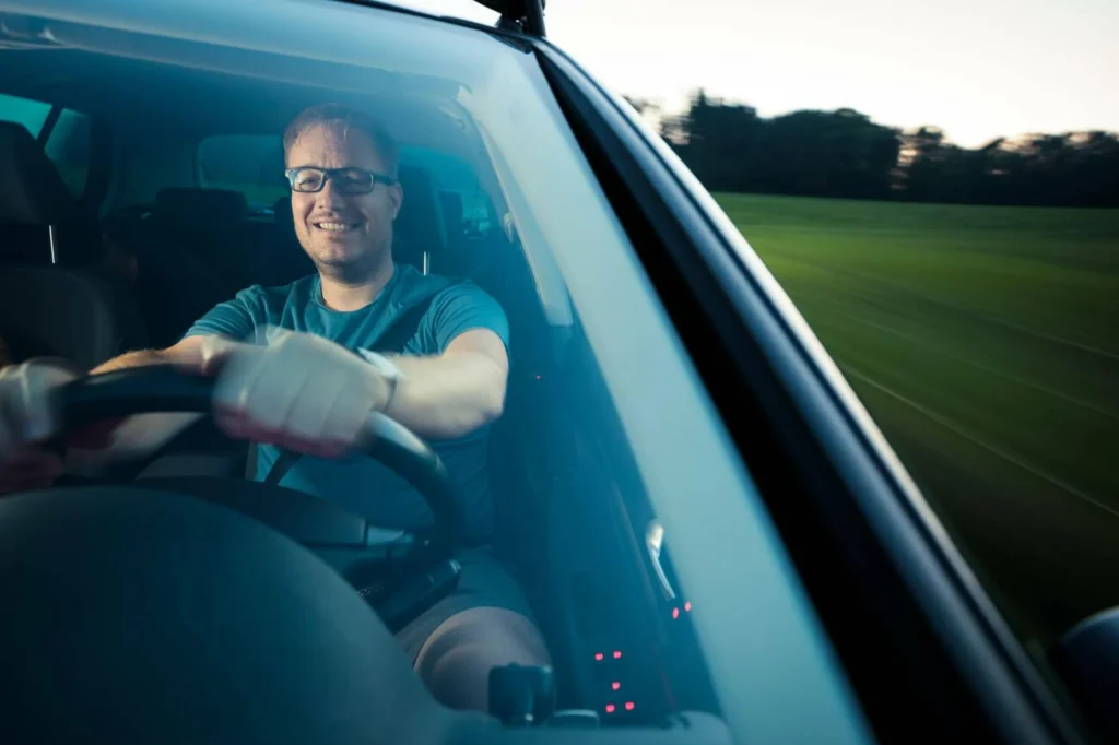 Conducción responsable y suave para prolongar la vida de un coche nuevo.
