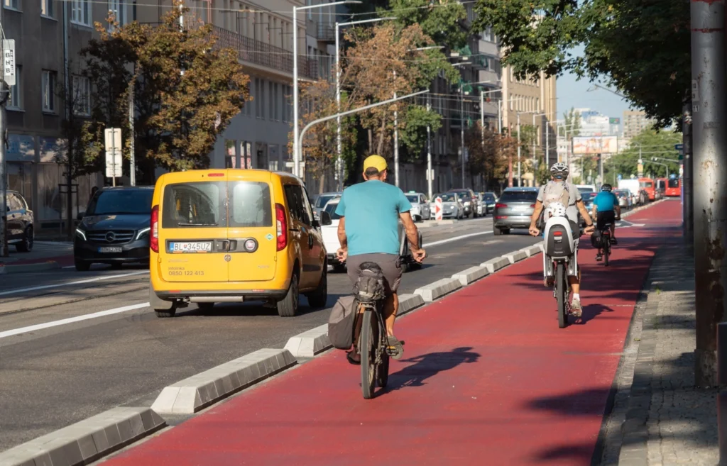 Tramo anterior de la ciclovía Bratislava con confinadores de hormigón,