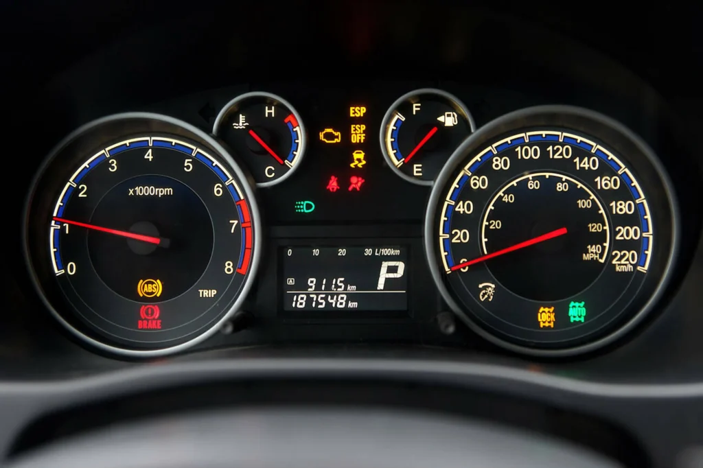 Errores comunes al cuidar un auto nuevo como ignorar las luces del tablero.