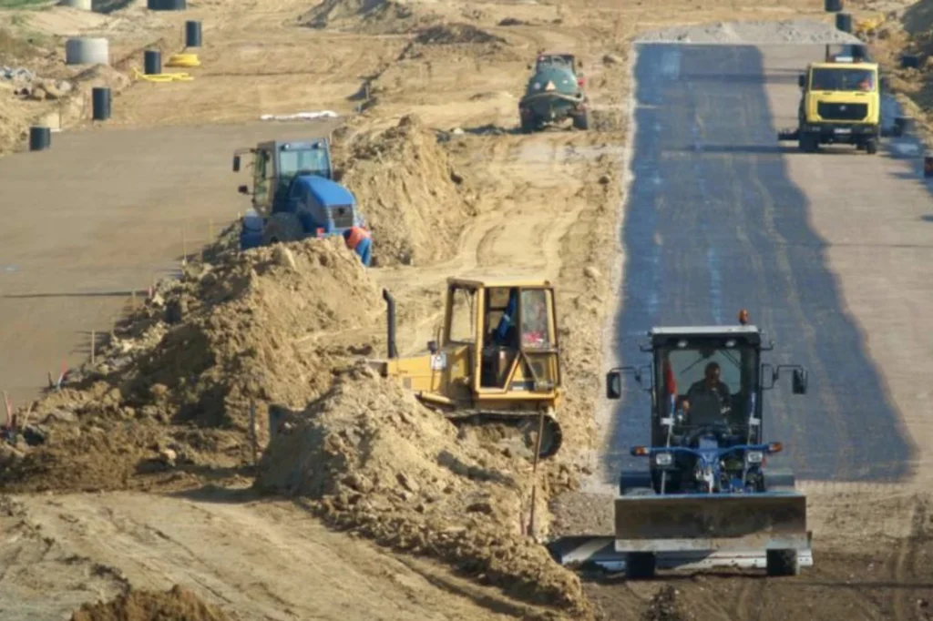 Personal de conservación carretera realizando tareas de mantenimiento en la red nacional de caminos, garantizando seguridad y conectividad.