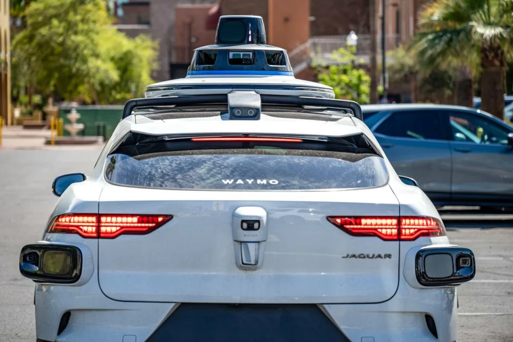 Sistema de sensores y cámaras de un robotaxi diseñado para ofrecer transporte urbano autónomo y seguro.