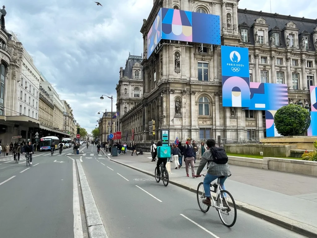 Personas desplazándose en bicicleta como parte del modelo danés de movilidad ciclista aplicado en una gran ciudad.