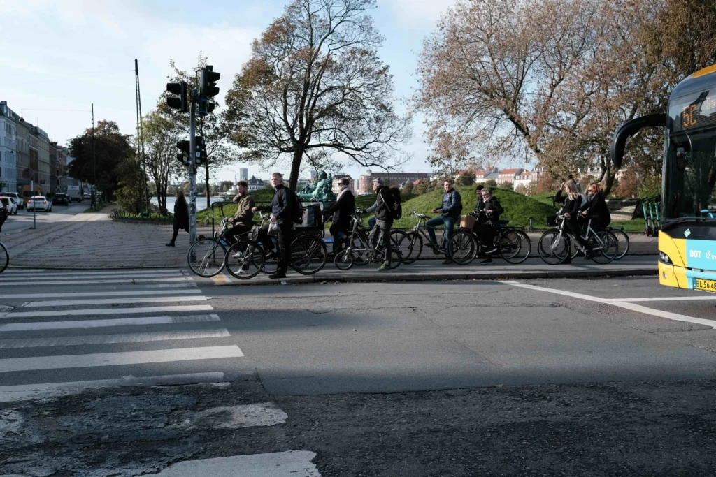 Grupo de personas en bicicleta esperando el semáforo, una escena típica de ciudades que aplican el modelo Copenhagenize de movilidad