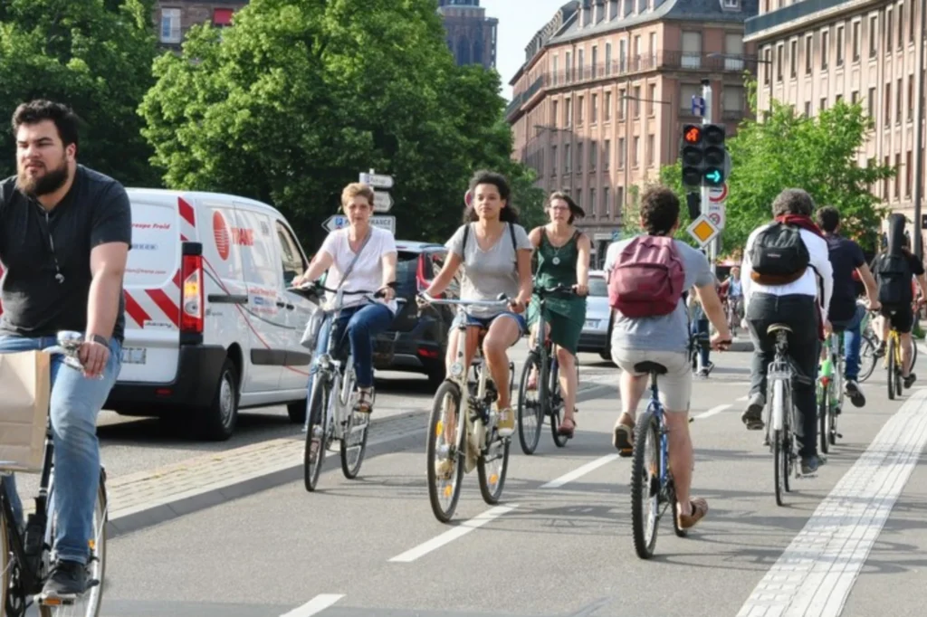 Tránsito ciclista en una calle europea que evidencia cómo el concepto Copenhagenize impulsa rutas más accesibles para quienes pedalean